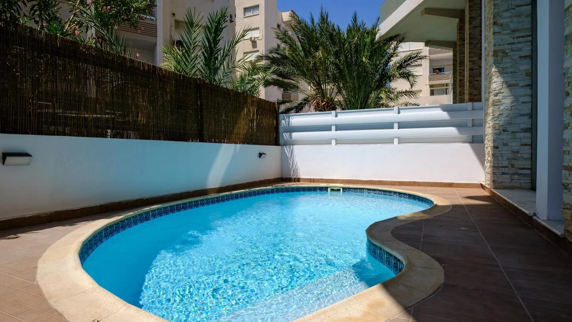 Paradise Apartment With Private Pool & Sea View 라르나카