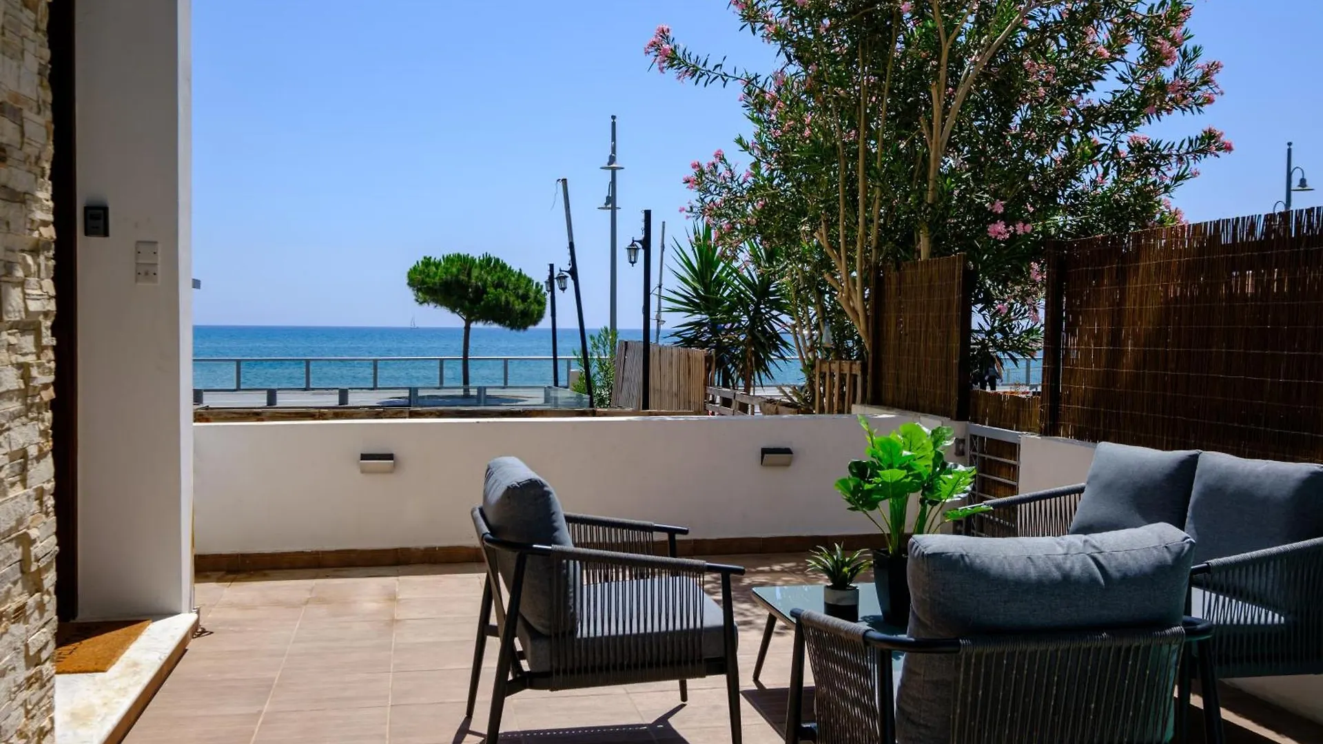 Paradise Apartment With Private Pool & Sea View 라르나카 0*,  키프로스